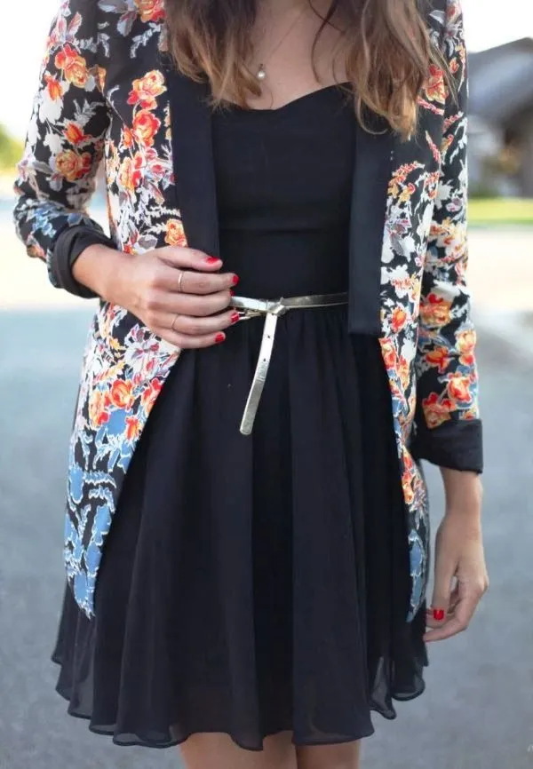 Черное шифоновое платье с цветочным жакетом