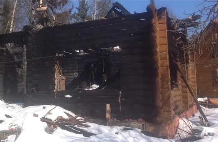 Деревянный дом после пожара