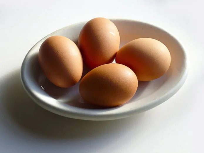 Яйца на терелке