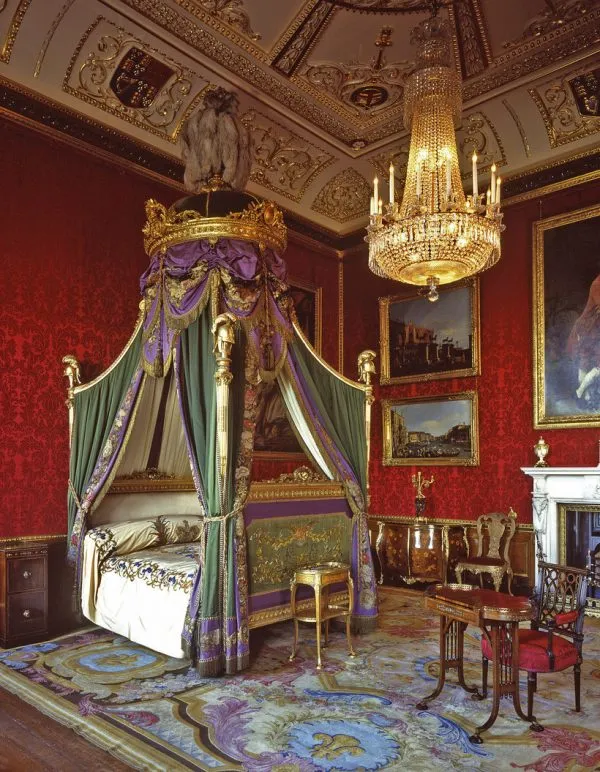 Рассмотрим замки королевской семьи Великобритании