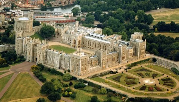 Рассмотрим замки королевской семьи Великобритании
