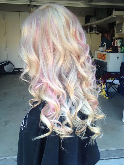 Пепельно-розовый цвет волос. Кому подходит, как выбрать, получить нужный оттенок, краски и тоники, техника омбре, окрашивание кончиков и блонд. Фото. Розовый оттенок волос на блондинках как сделать. 10