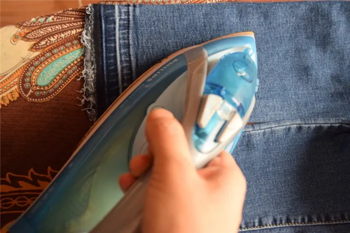Правила и лайфхаки, чтобы без машинки укоротить джинсы по моде. Как обрезать джинсы внизу по модному. 14