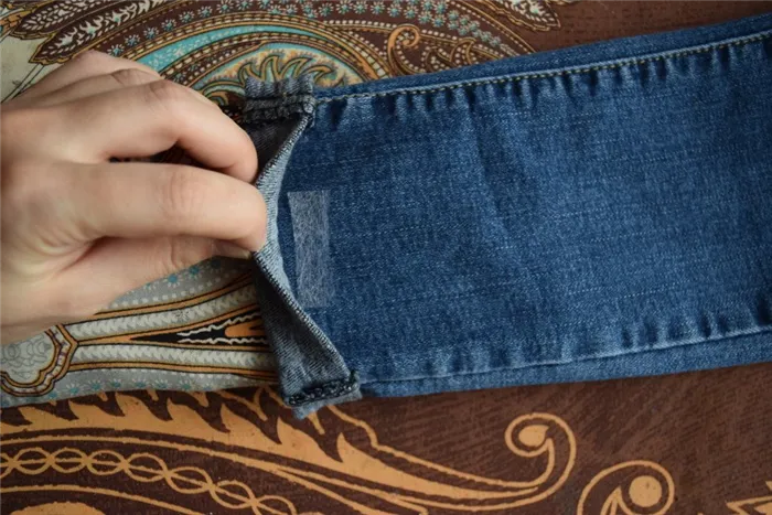 Правила и лайфхаки, чтобы без машинки укоротить джинсы по моде. Как обрезать джинсы внизу по модному. 19