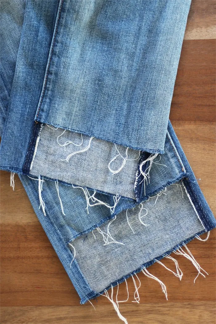 Правила и лайфхаки, чтобы без машинки укоротить джинсы по моде. Как обрезать джинсы внизу по модному. 34