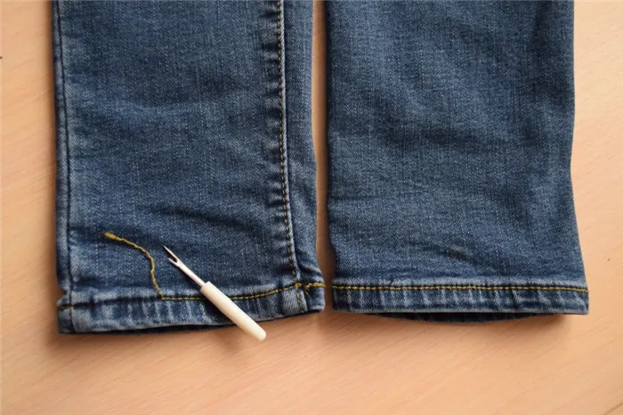 Правила и лайфхаки, чтобы без машинки укоротить джинсы по моде. Как обрезать джинсы внизу по модному. 12