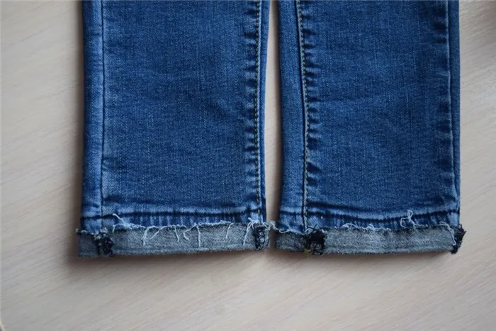 Правила и лайфхаки, чтобы без машинки укоротить джинсы по моде. Как обрезать джинсы внизу по модному. 15