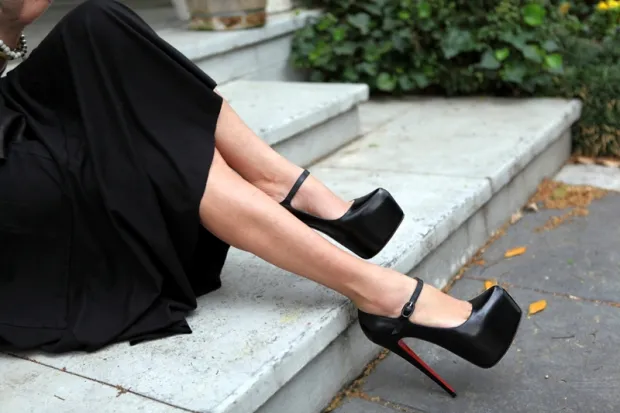 туфли кристиан лабутен: черные с застежкой под платье миди черное