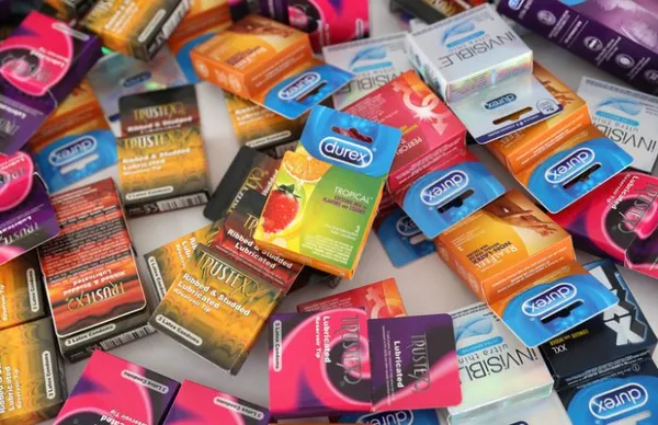 Разноцветные упаковки с презервативами