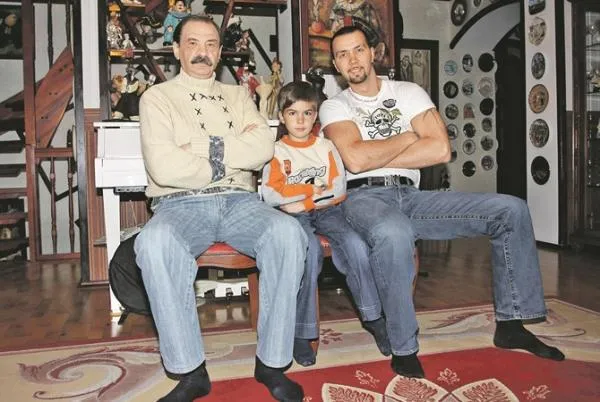 Денис с отцом и старшим сыном