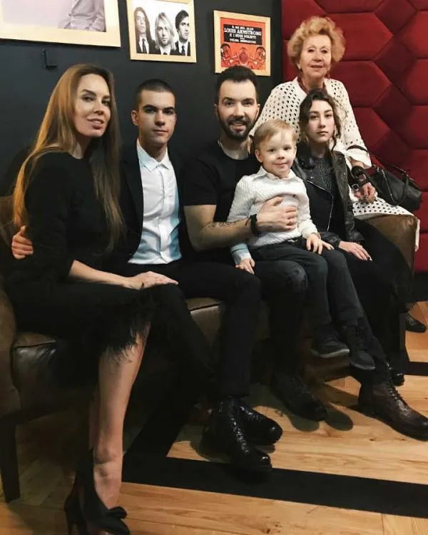 Денис Клявер с детьми, женой Ириной и мамой