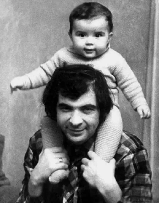 На фото: Денис в детстве с отцом Ильей Олейниковым