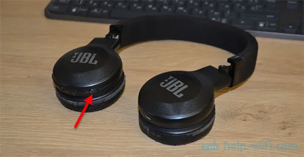 Кнопка включения Bluetooth на наушниках