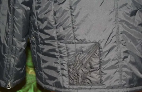 Заплатка из ткани на куртке