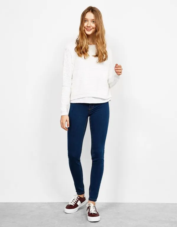 Потрясающие идеи женских джинс 2023-2024. Какие джинсы сейчас в моде. 25