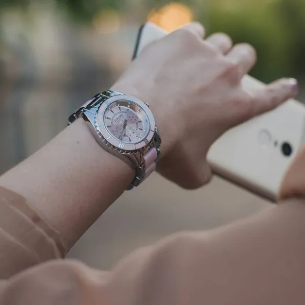 Какие женские часы самые модные в 2022 2023 году? Фото. Какие часы сейчас в моде женские. 31