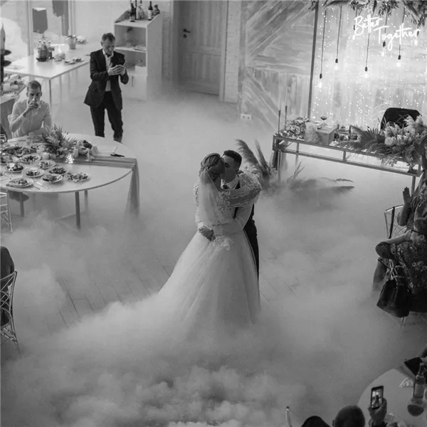 Первый танец на свадьбе с красивым эффектом тяжёлый дым 