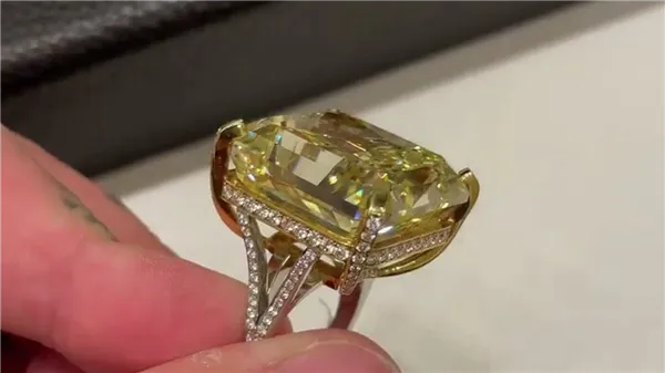 Тимати купил кольцо за 16 миллионов долларов и похвастался новой цепью. Сколько стоит кольцо тимати холостяк. 2