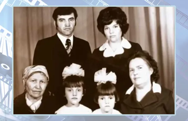 Инга Оболдина в детстве с родителями, бабушками и младшей сестрой.