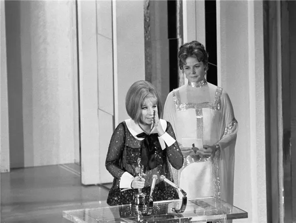 Барбра Стрейзанд и Кэтрин Хепберн разделили статуэтку «Оскара» за лучшую женскую роль