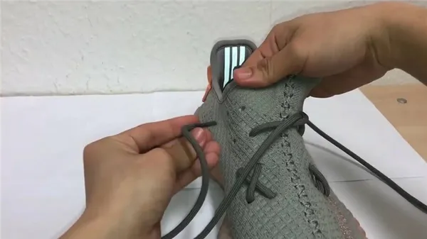 Как красиво завязать шнурки, если хочется удивить. 25 оригинальных способов зашнуровать любимые кеды. Как завязать шнурки на изиках. 6