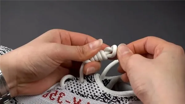 Как красиво завязать шнурки, если хочется удивить. 25 оригинальных способов зашнуровать любимые кеды. Как завязать шнурки на изиках. 18