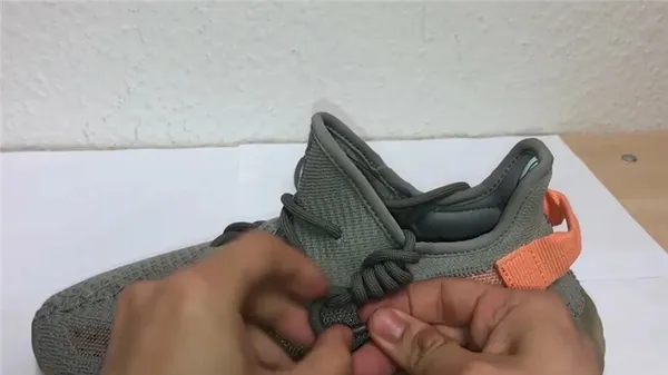 Как красиво завязать шнурки, если хочется удивить. 25 оригинальных способов зашнуровать любимые кеды. Как завязать шнурки на изиках. 11