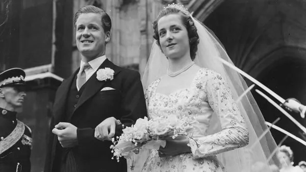 Родители Дианы после венчания на ступенях Вестминстерского аббатства
