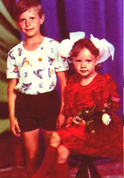 Такой была Марина Абросимова (певица Максим) в детстве: на фото она с братом