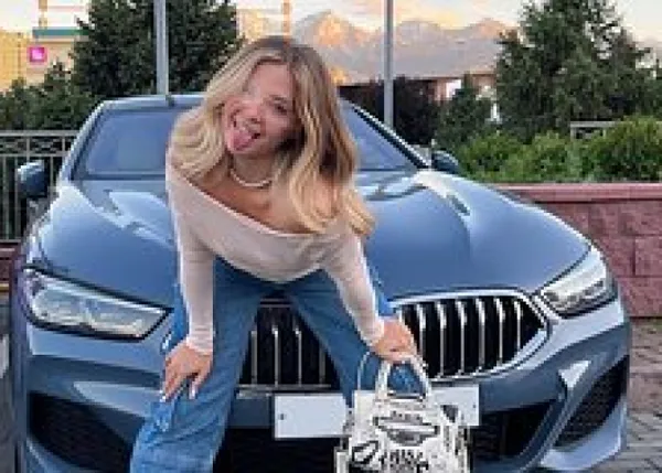 Российская блогерша Аня Покров продала роскошные машины за миллионы рублей