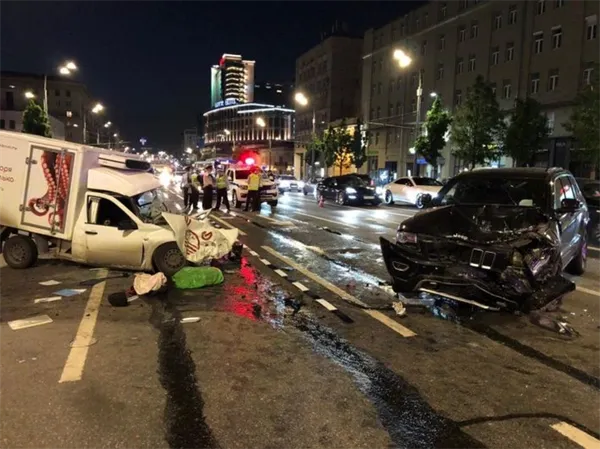 На месте аварии с участием Михаила Ефремова на Смоленской площади.