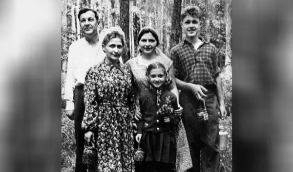 Лев Лещенко с отцом, мачехой, тетей и сестрой