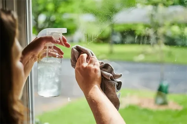 Как за 5 минут помыть стекла и зеркала без разводов и мыльных следов: практичные советы. Как вымыть окна без разводов. 5