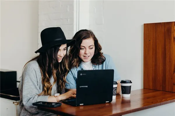 Две девушки работают за компьютером