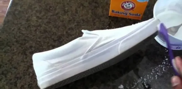Белые кроссовки пожелтели после стирки: почему появились желтые разводы, как их убрать и чем отстирать обувь?