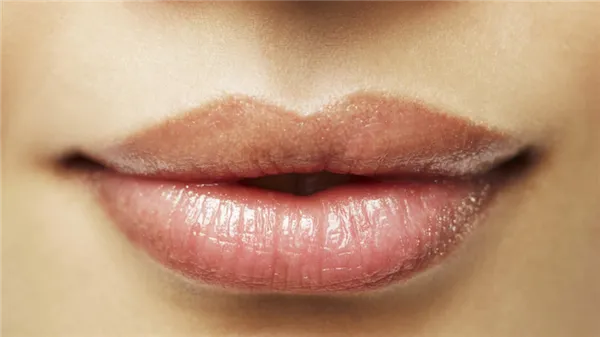 4-ways-to-get-fuller-lips-video.jpg
