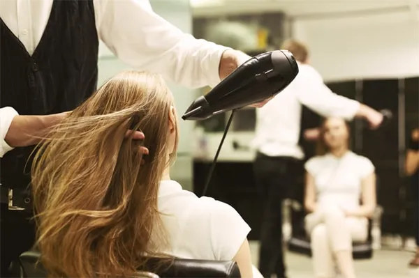 Фен для сушки волос: как правильно пользоваться самостоятельно, чтобы был объем. Как сушить волосы феном. 2