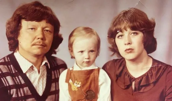 Маленькая Альбина Джанабаева с родителями