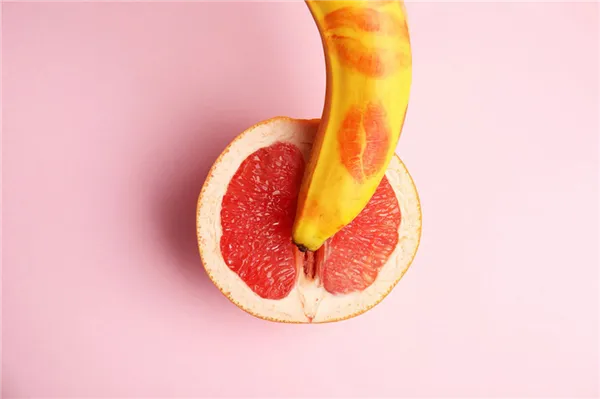 Грейпфрут и банан в поцелуях