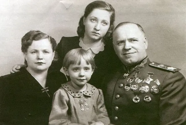Георгий Жуков с женой Александрой Диевной и дочерьми Эллой и Эрой
