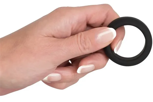 Эрекционное кольцо в руках девушки