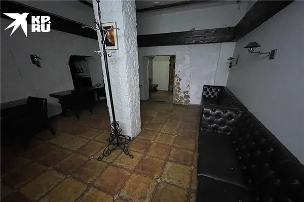 Зал общепита в подвале так и стоит пустым