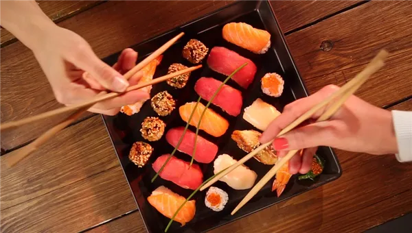 Как правильно держать палочки для роллов и суши. Как научиться есть палочками для суши. 4