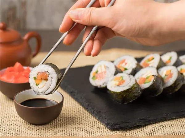 Как правильно держать палочки для роллов и суши. Как научиться есть палочками для суши. 3