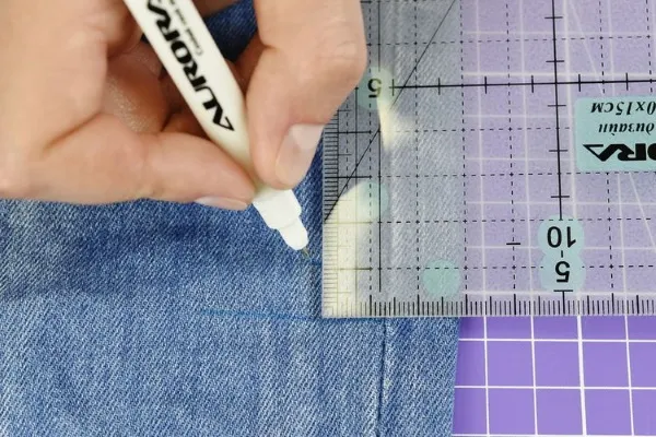Как укоротить джинсы не обрезая низ без машинки, не подшивая, резинкой