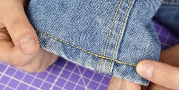 Как укоротить джинсы не обрезая низ без машинки, не подшивая, резинкой