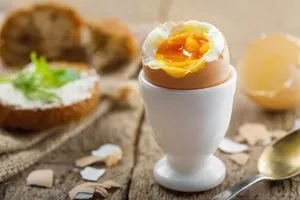 Сколько нужно варить яйца — всмятку, вкрутую, в мешочек и пашот — и как правильно это делать. Сколько надо варить яйца до полной готовности. 11
