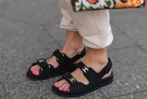 Будут в моде и летом 2023 года: 6 стильных пар обуви, которые можно купить за бесценок. Какие сандалии в моде летом 2023. 3