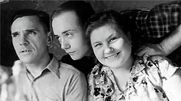 Леонид Куравлёв с родителями