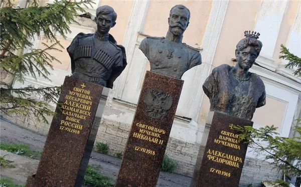 памятник царской семье Романовых в Екатеринбурге